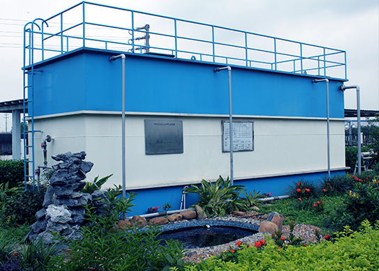 匯眾公司研發(fā)的一體化中水回用設(shè)備，廣泛應(yīng)用于市政和工業(yè)污水處理領(lǐng)域，包括水資源回用，社區(qū)發(fā)展，公園景點(diǎn)水資源回用等。設(shè)備是采用目前較為成熟的生化處理技術(shù)和膜處理技術(shù)，使污水中污染物COD、氨氮及懸浮物等得到有效去除，實(shí)現(xiàn)達(dá)標(biāo)排放或回用。